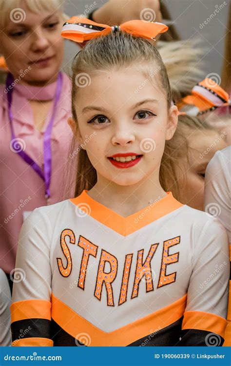 Moscou Russie Le D Cembre Jeune Fille Blonde Du Caucase En Uniforme De Majorette