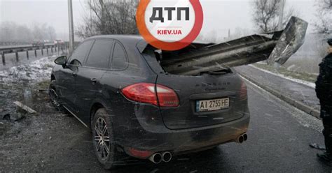 Водитель Porsche "нанизал" машину на отбойник: жуткие фото - Авто ...