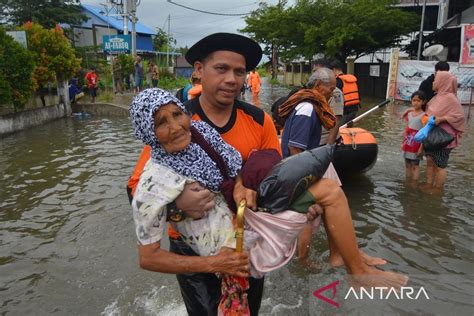 Banjir Rendam Ratusan Rumah Di Kota Padang Antara News