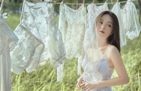 Giặt đồ cũng diện váy phòng the nhằm khoe dáng lả lơi các hot girl Việt khiến báo chí tốn