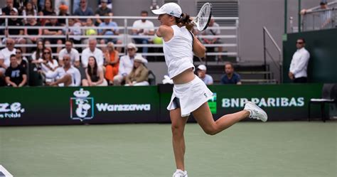 Top Seed Swiatek Cruises Into Last Eight Tennis Majors