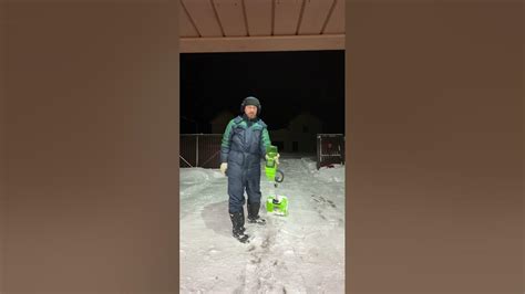 аккумуляторная лопата greenworks 40v процесс уборки снега - YouTube