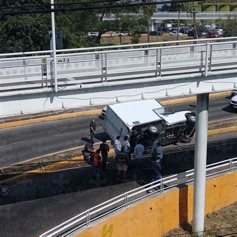 Tráficozmguadalajara On Twitter Almomento ⚠️ Una Camioneta Que Volcó