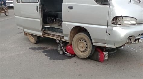 Moto Vai Parar Embaixo De Van Ap S Colidir Na Avenida Das Flores P News