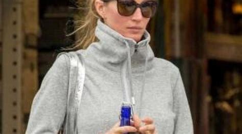 La Modella Super Hot Esce Dalla Palestra Senza Doccia Sudorazione Intima Imbarazzante