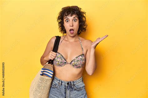 Caucasian Woman In Bikini With Beach Bag Studio Surprised And Shocked Stock Photo Adobe Stock