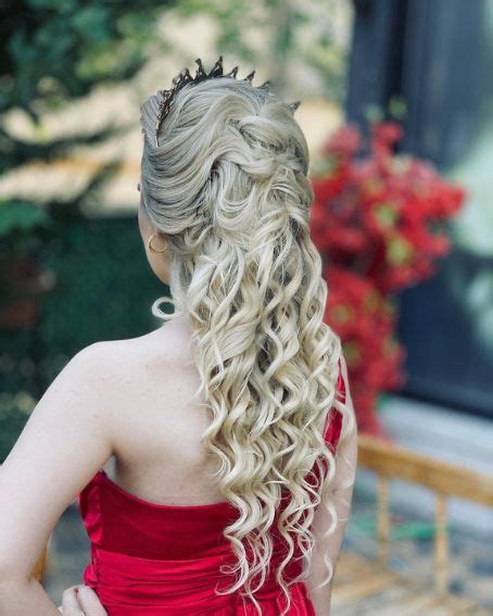 15 Best Dama Hairstyles For Quinceaneras