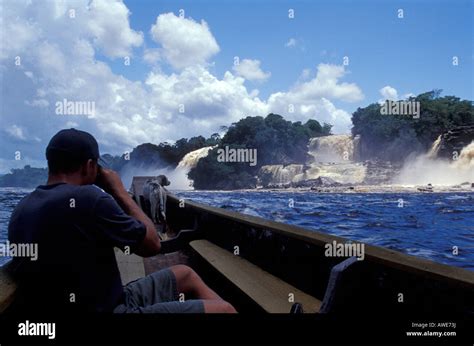 Turista Fotografiando Saltos Hacha Cascadas Desde Un Barco Por La