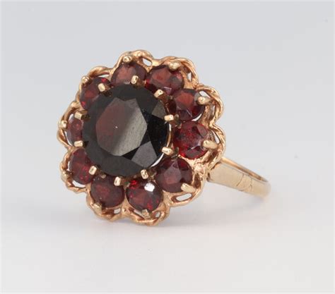 A 9ct Yellow Gold Garnet Cluster Ring 5 3 Grams Size T 6th September