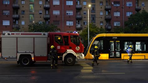 Mi történhetett Tűzoltó áll az 1 es villamos mellett Fotók Metropol