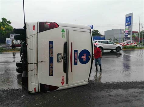 Aparatosa volcadura de un camión de pasajeros en la carretera Veracruz