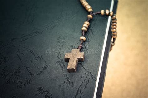 258 Photos De Chapelet De Crucifix Sur La Bible Photos De Stock