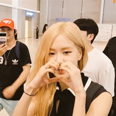 BLACKPINK MÉXICO UNIÓN on Twitter ROSÉ en el aeropuerto de Corea