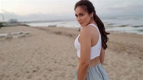 Pose Wulan Guritno Pamer Baju Yang Bagian Ininya Terbuka Pantes Dijuluki Hot Mom Bangkapos
