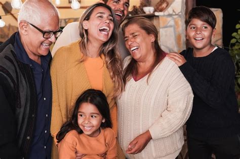Familia Latina Feliz Riendo Juntos En El Patio De Casa Foto Premium
