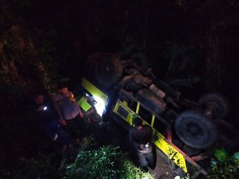 Tak Kuat Menanjak Truk Muatan Pasir Terjun Ke Jurang Di Cianjur