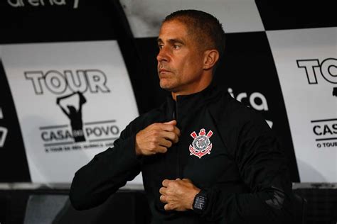 Sylvinho é anunciado como novo técnico da seleção da Albânia