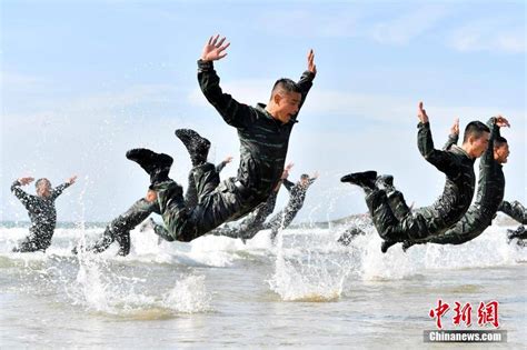 福建武警“魔鬼周”：特战队员组织海上反恐训练 搜狐大视野 搜狐新闻