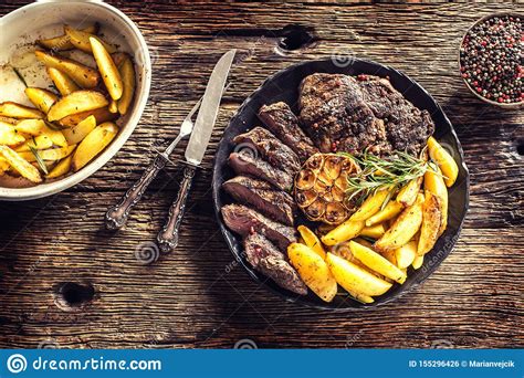 Bife Grelhado De Rib Eye Da Carne Sal E As Especiarias Americanos