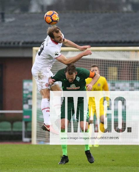 V Li Sebastian Neumann FC Wuerzburger Kickers Im Zweikampf Duell