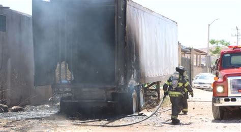 Consume incendio caja de tráiler con neumáticos en la Deportistas