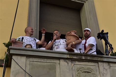 Festa DellUva AllImpruneta Vince Il Rione SantAntonio Con Il Carro