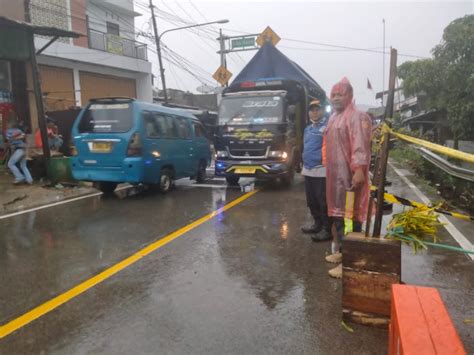 Bahu Jalan Raya Nasional Di Leuwisadeng Amblas JURNALINSPIRASI CO ID