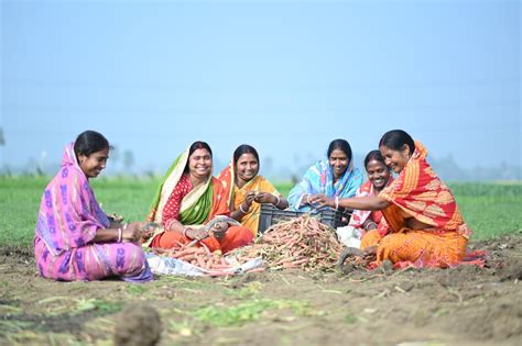 झारखंड के पाकुड़ में चास हाट पहल से बदल रही है महिला किसानों की जिंदगी