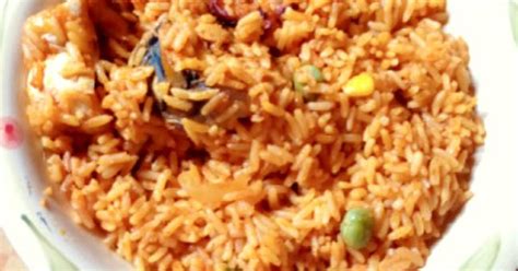 Jollof rice with fried plantain and fish Recipe by Joy's kitchen - Cookpad