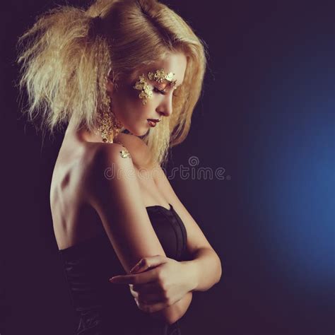 Profil De La Jeune Femme Sexy Blonde Fascinante D Isolement Sur Le