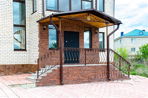 Крыльцо для частного дома с навесом (50 фото)