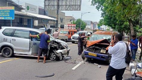 Kronologi Kecelakaan Adu Banteng Yang Libatkan Mobil Angkot Di Jalan Dr