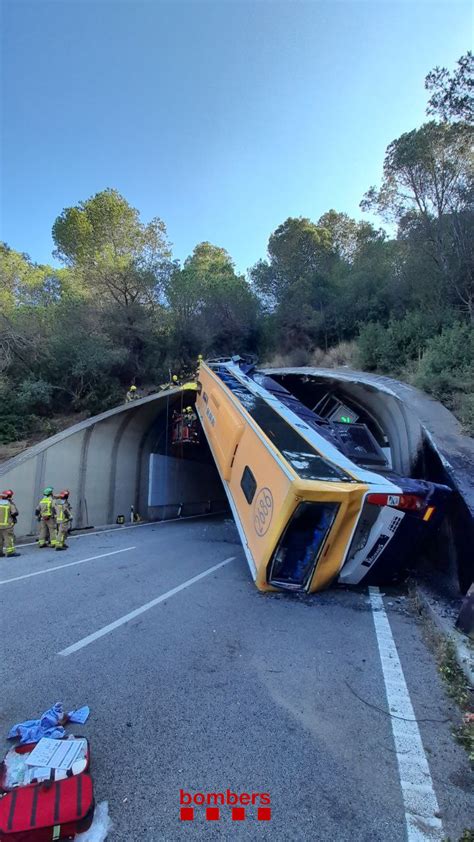 Así Han Evacuado En Sentido Contrario A Los Coches Atrapados Por El Accidente De Autobús En