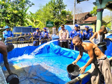 Satpolairud Polresta Pati Salurkan Bantuan Air Bersih Ke Desa Kebowa