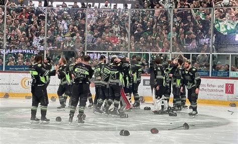 Starbulls Rosenheim Sind Oberliga Meister Brad Mcgowan Trifft In Der