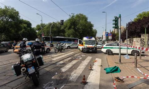 Milano Donna In Bicicletta Travolta Da Betoniera Grave B Lab Live