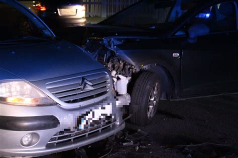 GalerÍa Una Mujer Herida Tras Una Fuerte Colisión Entre Dos Coches En