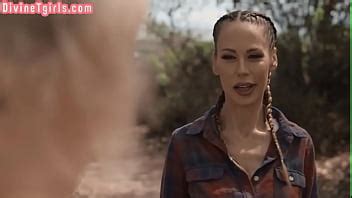 Belleza transgénero se folla a una milf en un agujero húmedo XVIDEOS