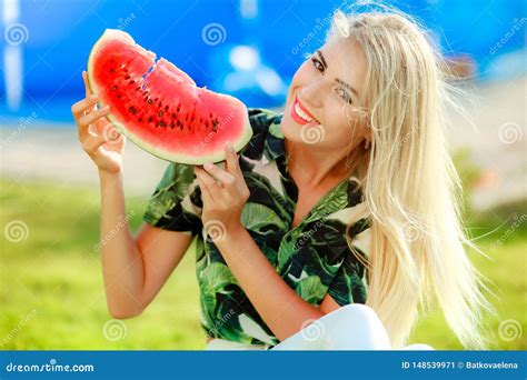 O Retrato Da Menina Bonito Faz A Cara Engra Ada E O Sorriso Fatias