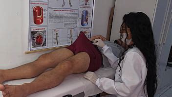 Paciente não consegue controlar a ereção diante da enfermeira XVIDEOS