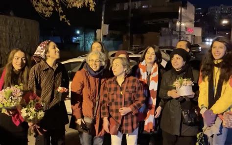 Iranian women activists chant pro-protest slogans after being freed ...