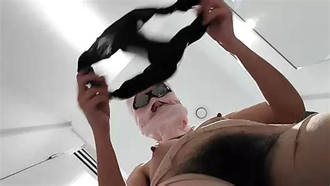 Une maman excitée se déshabille et se masturbe en gémissements Une MILF coquine et sexy essaye