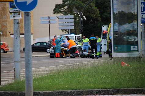 Un Motorista Resulta Herido Tras Un Fuerte Accidente Contra Un Turismo En La Rotonda Junto Al