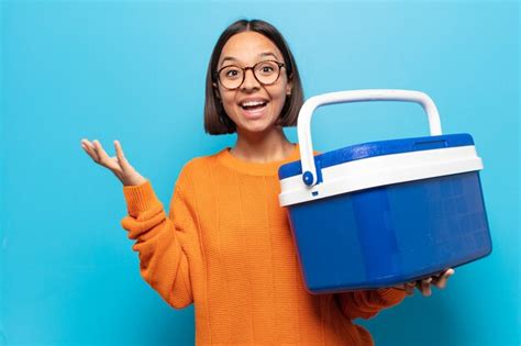 Mujer Latina Joven Que Se Siente Feliz Sorprendida Y Alegre Sonriendo Con Actitud Positiva