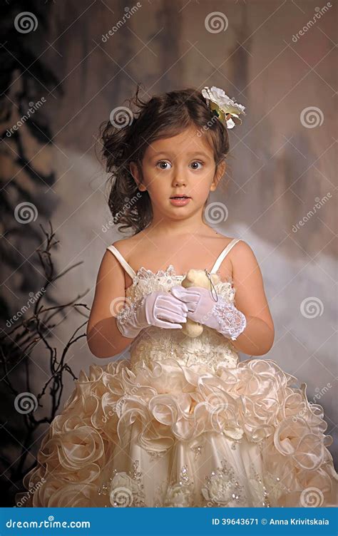 Petite Fille Dans Une Robe Blanche De Princesse Image Stock Image Du