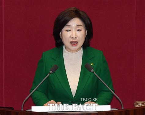 연설하는 심상정 녹색정의당 원내대표 포토 포토 기사 더팩트