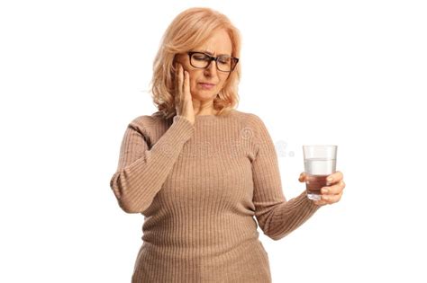 Mujer De Mediana Edad Sosteniendo Un Vaso De Agua Y Con Dolor De Muelas