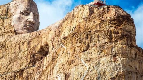 La familia que desde hace 70 años esculpe un monumento a los indígenas