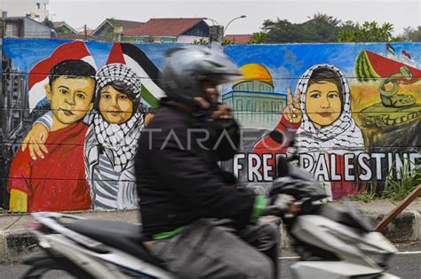 Mural Dukungan Untuk Kemerdekaan Palestina ANTARA Foto