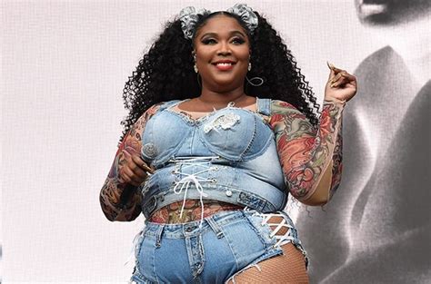 PHOTO Lizzo Poses Nude With American Flag Ahead Of US Election Results News